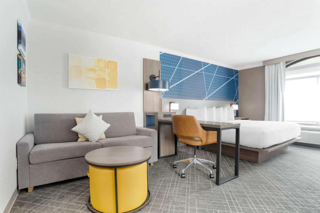 Comfort Inn & Suites New Orleans Airport North - One Bedroom Suite King With Sofabed - Non Smoking
