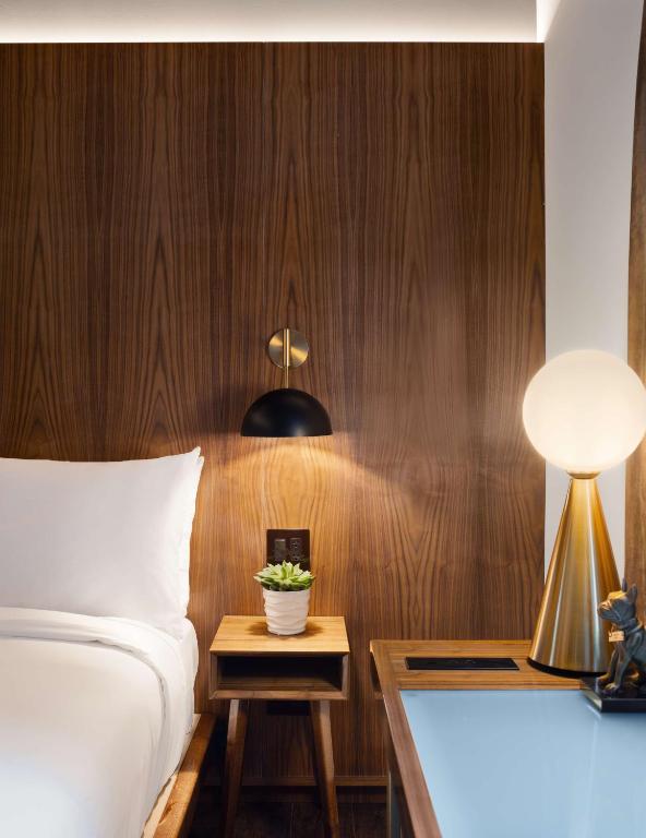 Postel nebo postele na pokoji v ubytování Grayson Hotel