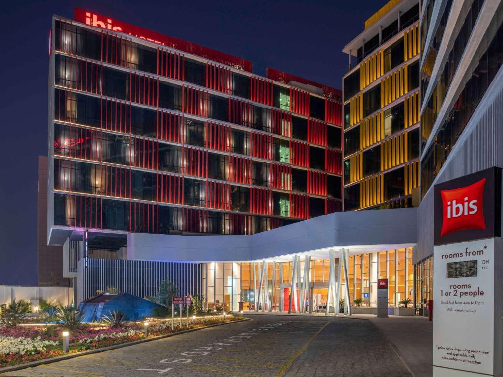 ドーハにあるibis Dohaの灯りを灯した建物