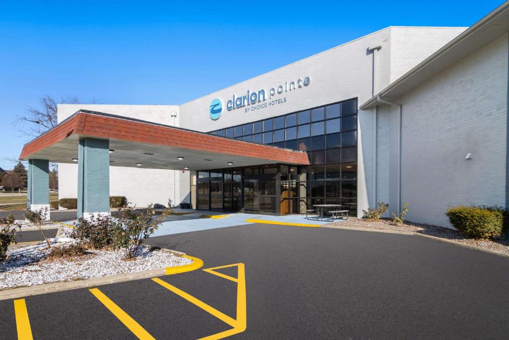 ein Gebäude mit einem Schild an der Vorderseite in der Unterkunft Clarion Pointe Bloomington-Normal near I-55 and University in Bloomington