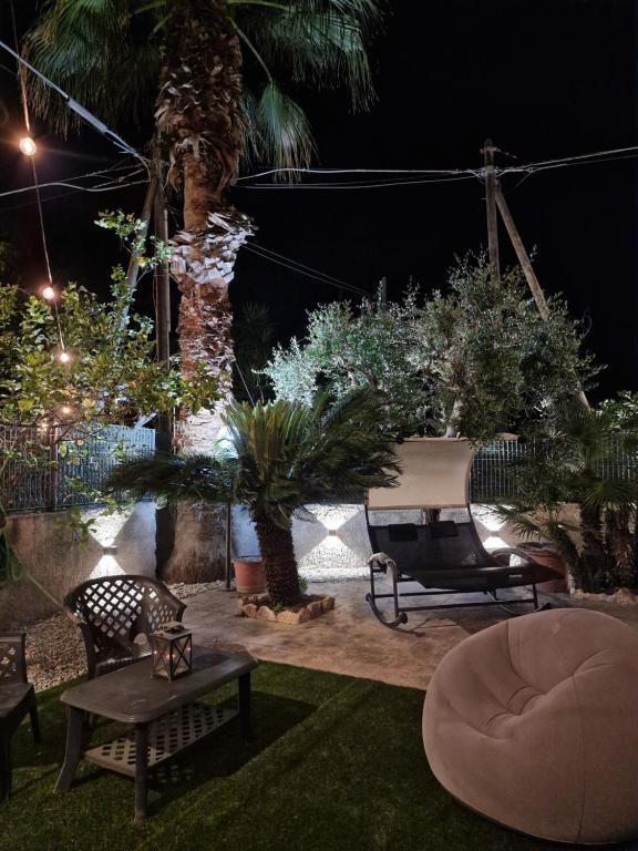 ターラントにあるVilla Old fisherman'sの夜の庭園(テーブル、椅子付)