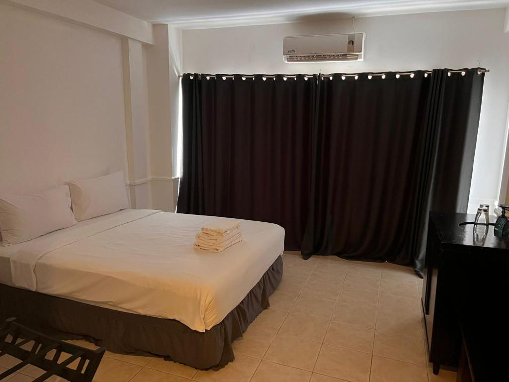 Postel nebo postele na pokoji v ubytování Shalom Center chaweng Samui