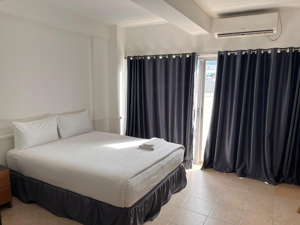 Postel nebo postele na pokoji v ubytování Shalom Center chaweng Samui