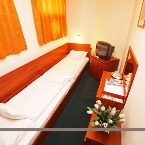 Postel nebo postele na pokoji v ubytování Hotel Főnix