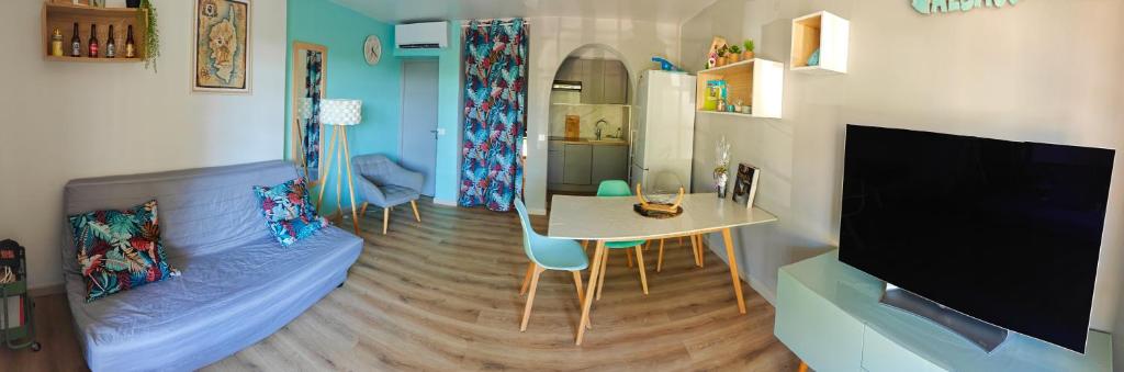 un petit salon avec une table et un canapé dans l'établissement La Balagne ça nous gagne, à Algajola