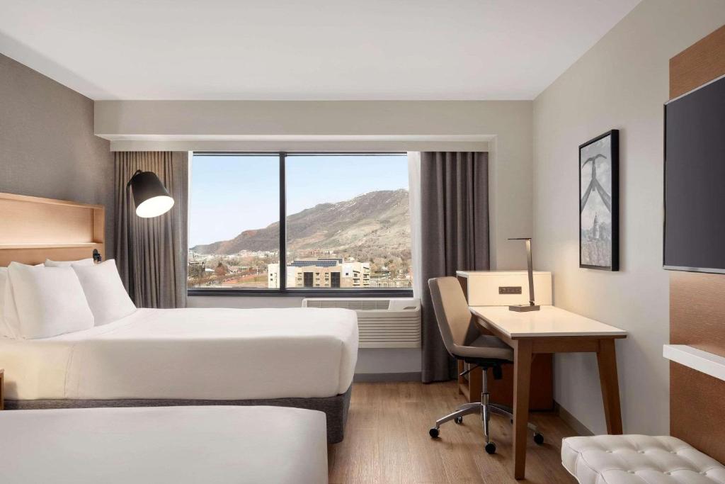 Nespecifikovaný výhled na hory nebo výhled na hory při pohledu z hotelu