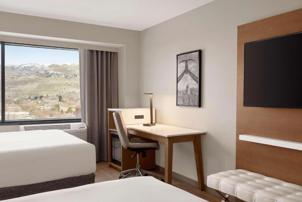 Postel nebo postele na pokoji v ubytování Radisson Hotel Salt Lake City Downtown