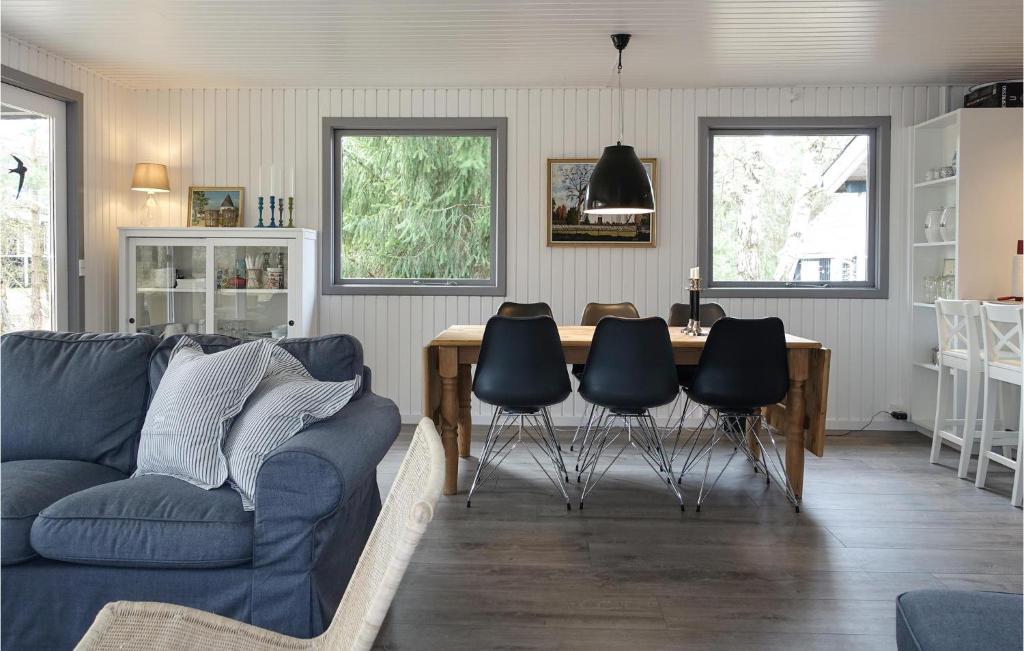 Posezení v ubytování Beautiful Home In Aakirkeby With 3 Bedrooms