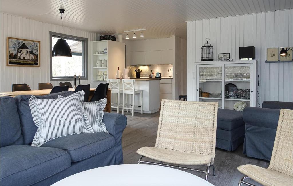 Posezení v ubytování Beautiful Home In Aakirkeby With 3 Bedrooms