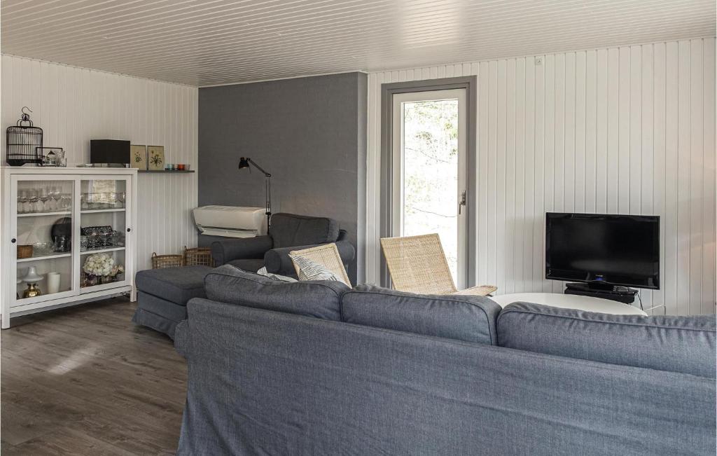 TV a/nebo společenská místnost v ubytování Beautiful Home In Aakirkeby With 3 Bedrooms