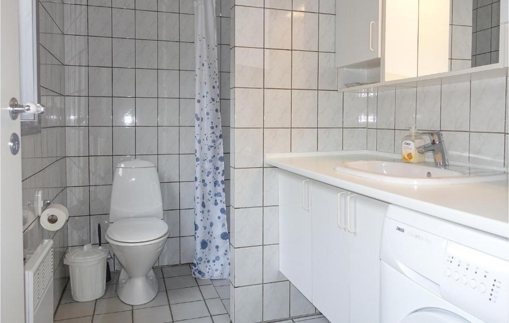 Koupelna v ubytování Beautiful Home In Aakirkeby With 3 Bedrooms