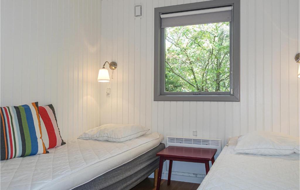 Postel nebo postele na pokoji v ubytování Beautiful Home In Aakirkeby With 3 Bedrooms