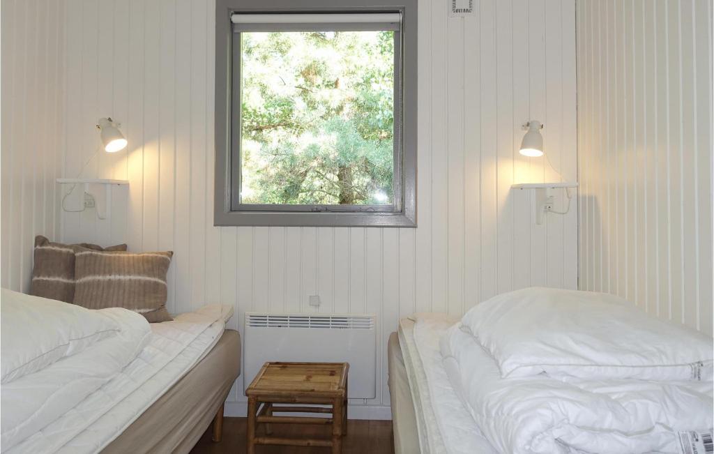 Postel nebo postele na pokoji v ubytování Beautiful Home In Aakirkeby With 3 Bedrooms