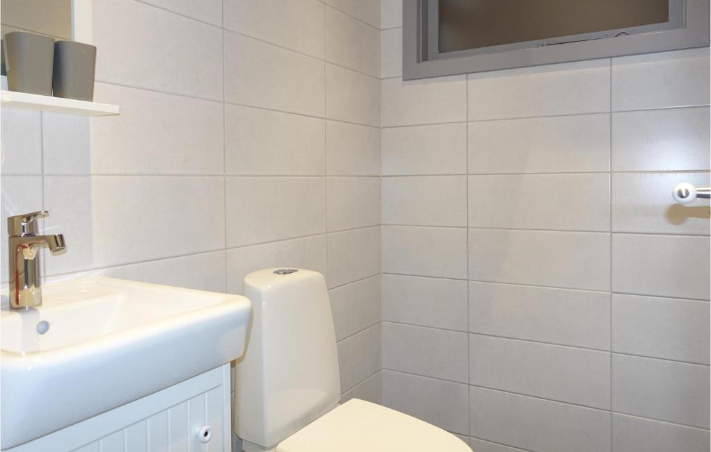 Koupelna v ubytování Beautiful Home In Aakirkeby With 3 Bedrooms
