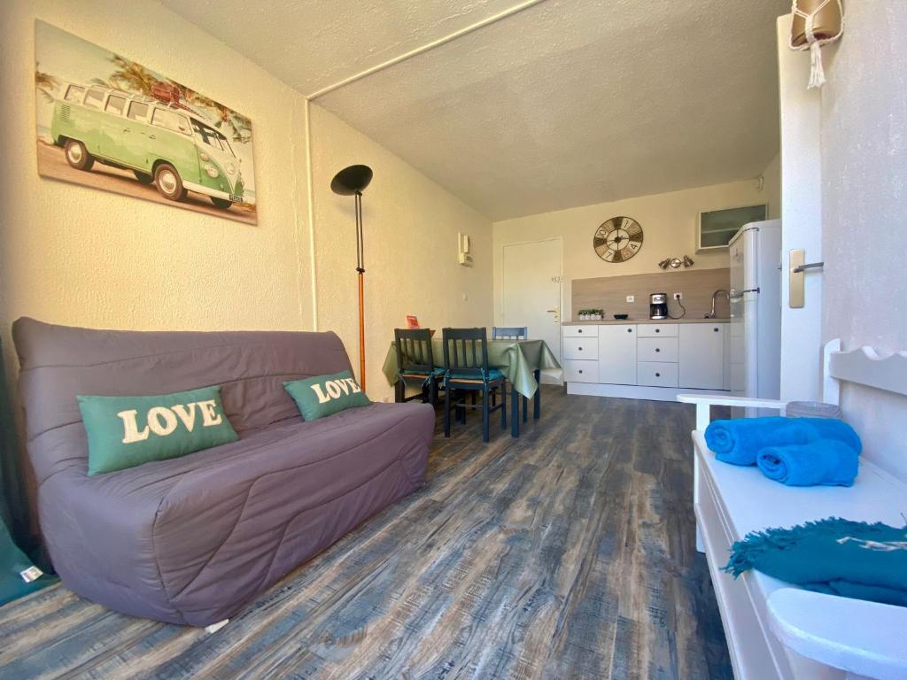 un salon avec un canapé et une cuisine dans l'établissement Vacances à Narbonne Plage !, à Narbonne