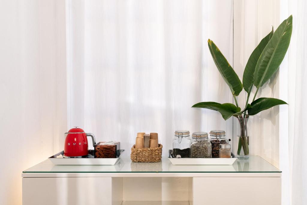 Príslušenstvo na prípravu kávy alebo čaju v ubytovaní Chic & Basic Born Boutique Hotel