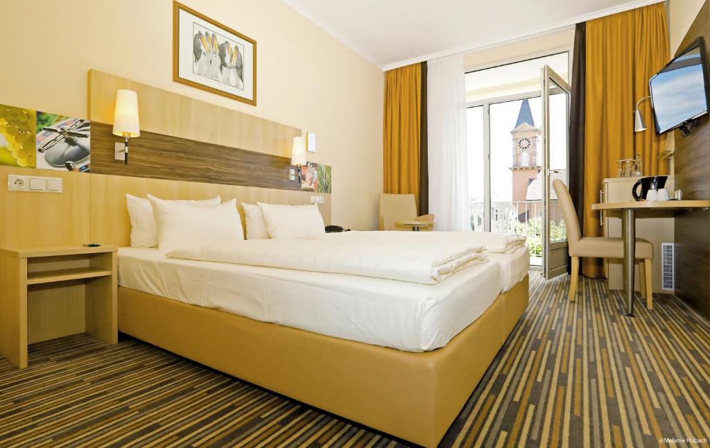 Postel nebo postele na pokoji v ubytování Kurpark-Hotel