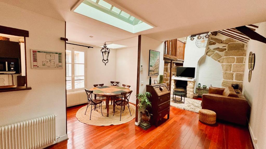 un salon avec une table et une salle à manger dans l'établissement Charmant T2 en coeur de ville 15min de Disney, à Lagny-sur-Marne