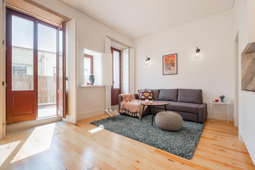 Host Wise - Sunny Downtown Apartment