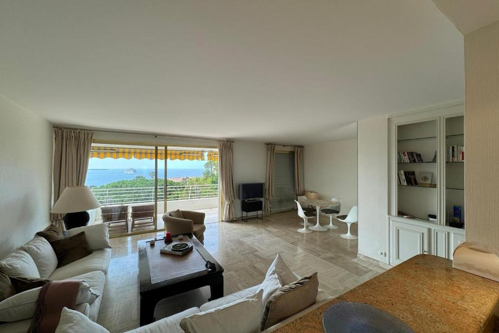 Photo de la galerie de l'établissement Appartment with exceptional view on the sea, à Cannes