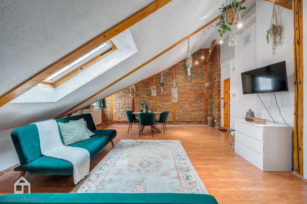 TV a/nebo společenská místnost v ubytování ACME Apartments