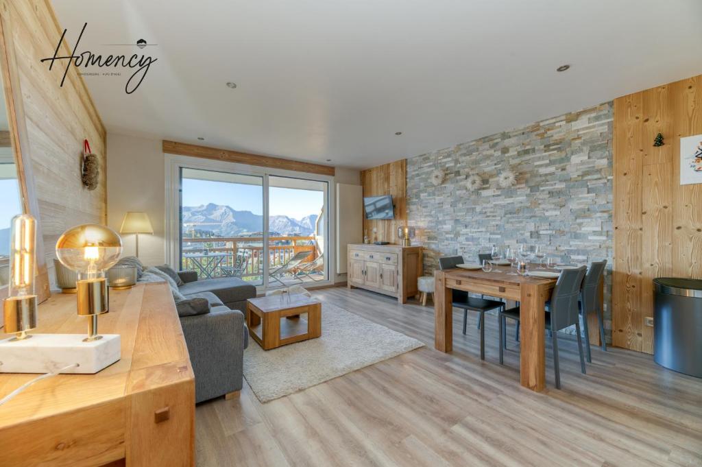 un salon avec un canapé et une table dans l'établissement Homency - Résidence Azur G5, à L'Alpe-d'Huez