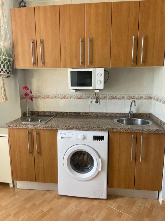 Kuchnia lub aneks kuchenny w obiekcie Benalmadena ,apartamento-Estudio primera Línea de Playa