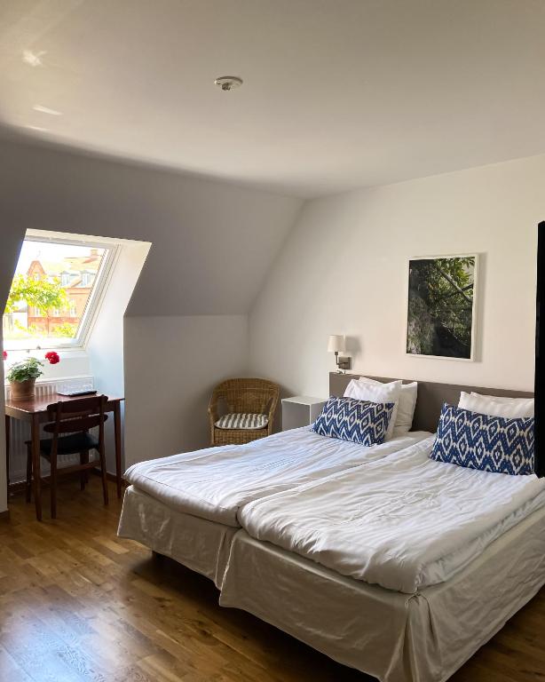 Postel nebo postele na pokoji v ubytování Gårdens & Apotekarns B&B