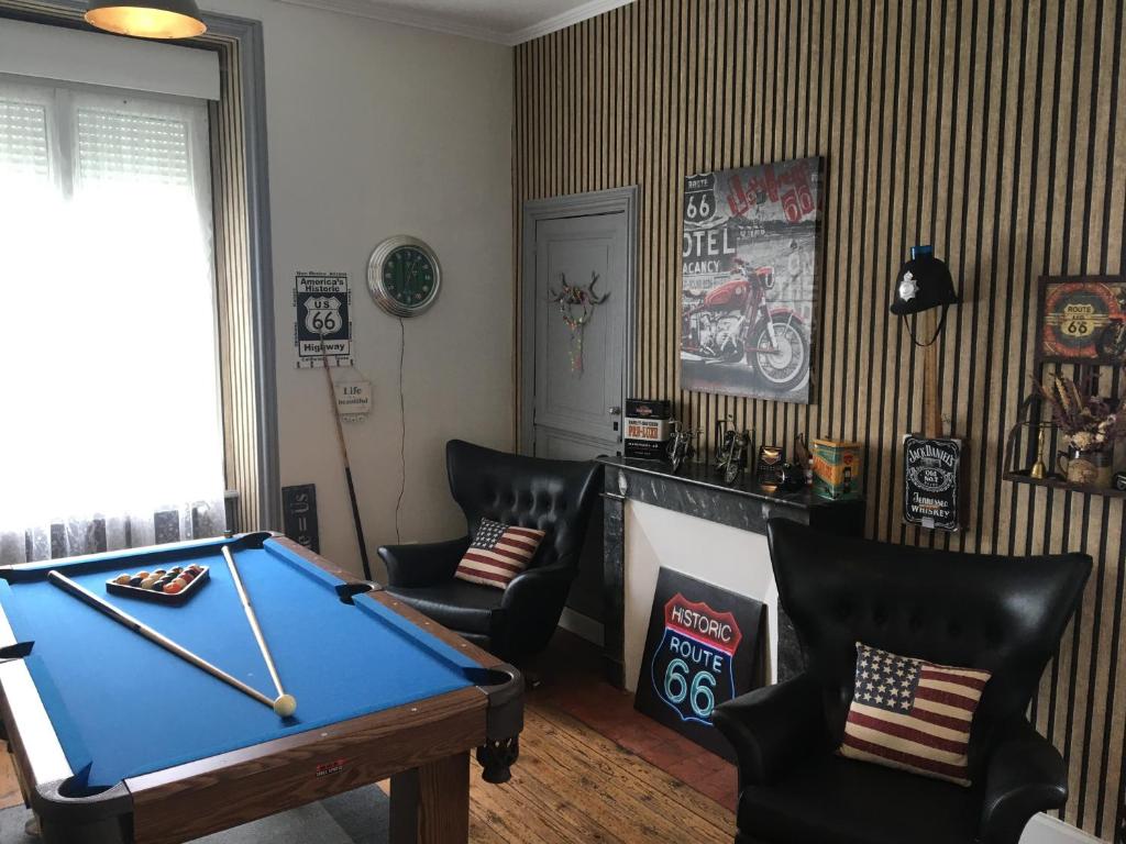 Biliár nebo kulečník v ubytování Le Presbytère Chambre D'Hôtes