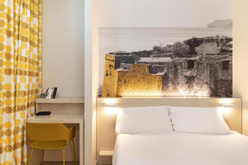 Кровать или кровати в номере B&B Hotel Savona