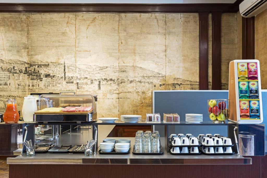 Příslušenství pro přípravu čaje a kávy v ubytování B&B Hotel Napoli