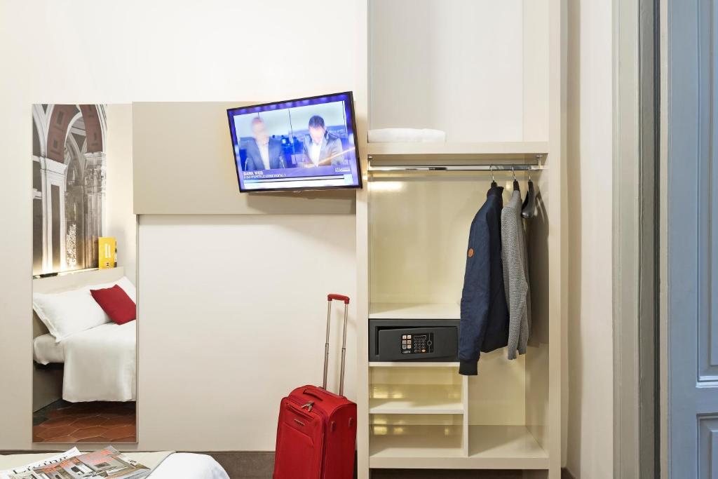 TV a/nebo společenská místnost v ubytování B&B Hotel Napoli