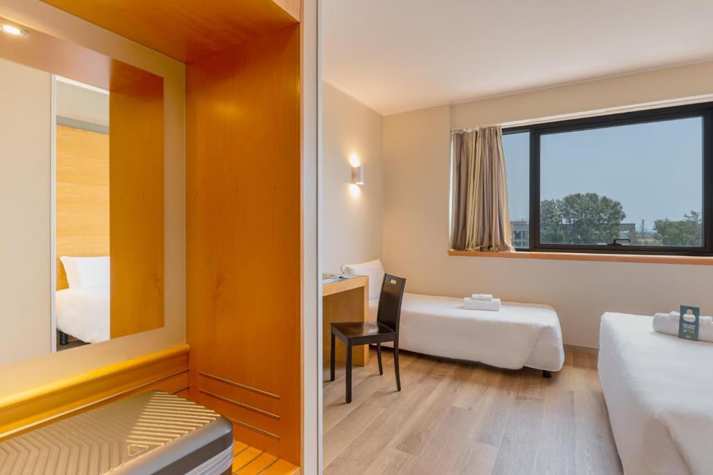 Postel nebo postele na pokoji v ubytování B&B HOTEL Pisa Airport
