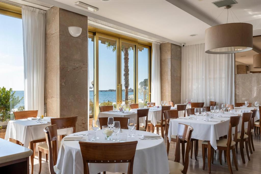 A restaurant or other place to eat at B&B HOTEL Diano Marina Palace