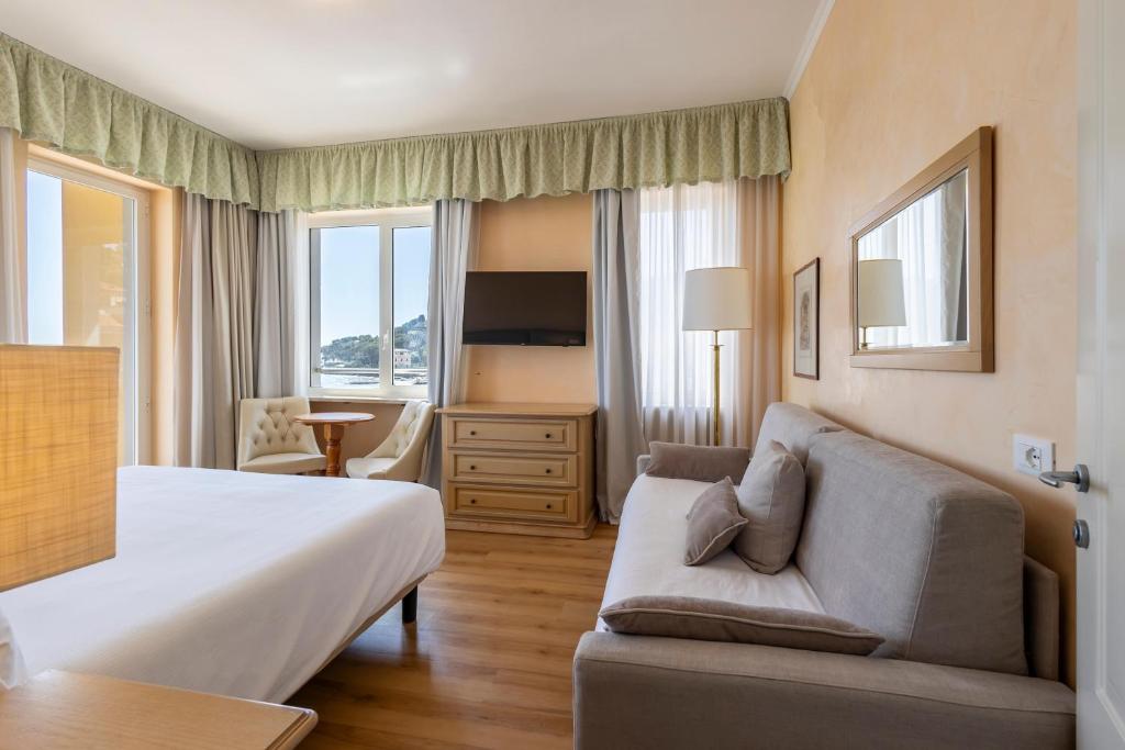 A television and/or entertainment centre at B&B HOTEL Diano Marina Palace