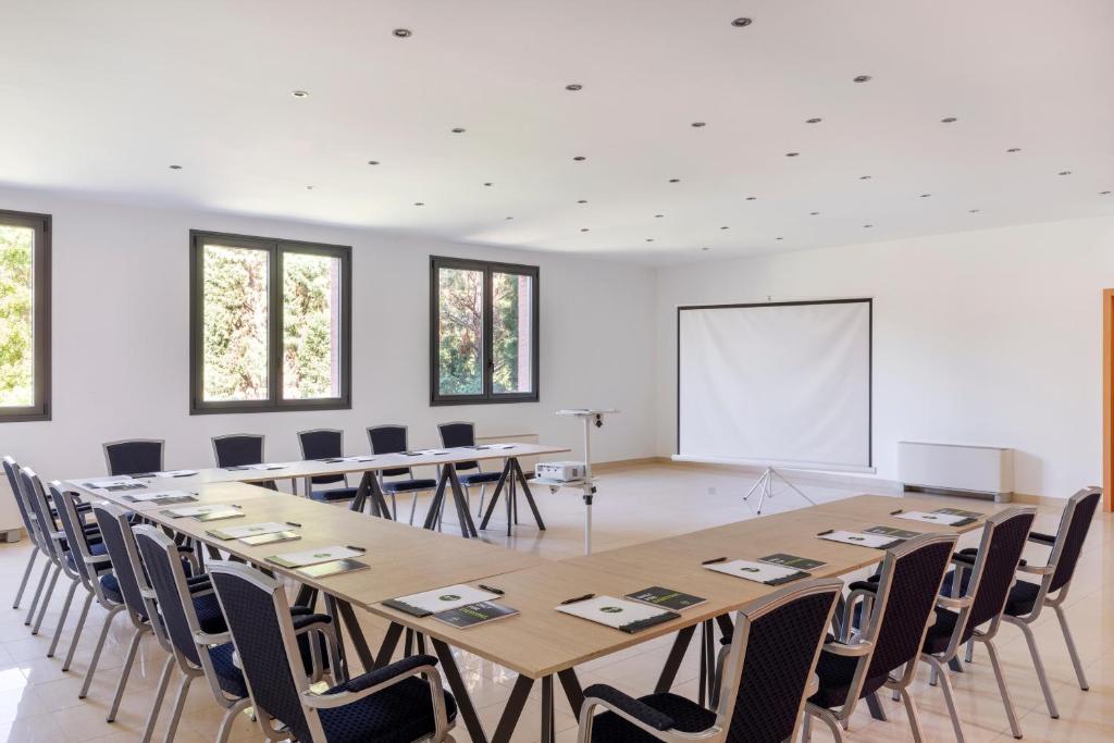 The business area and/or conference room at B&B Hotel Sassuolo