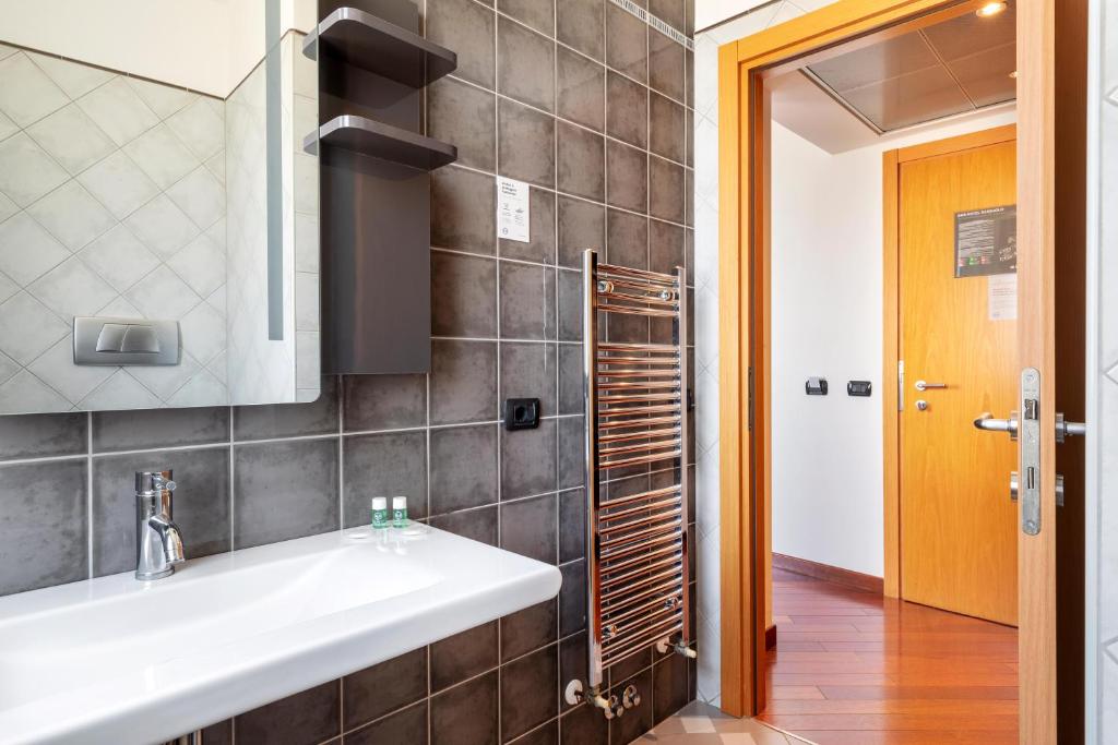A bathroom at B&B Hotel Sassuolo