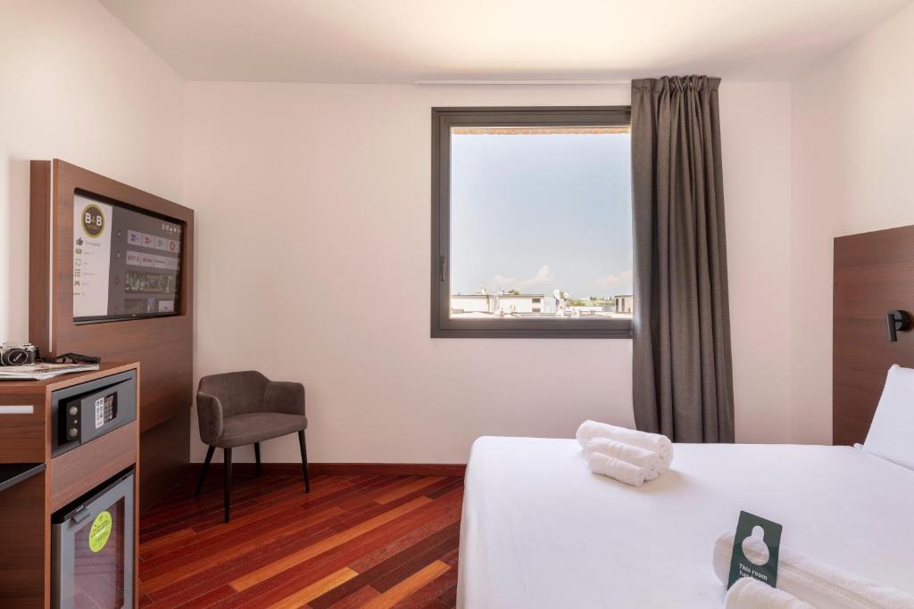 A bed or beds in a room at B&B Hotel Sassuolo