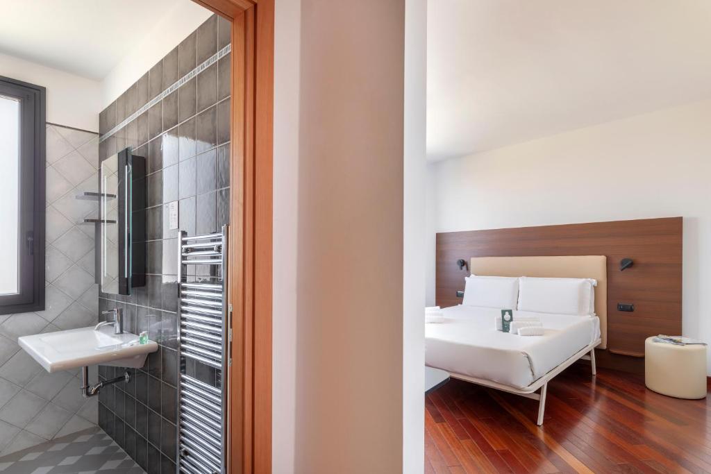 A bathroom at B&B Hotel Sassuolo
