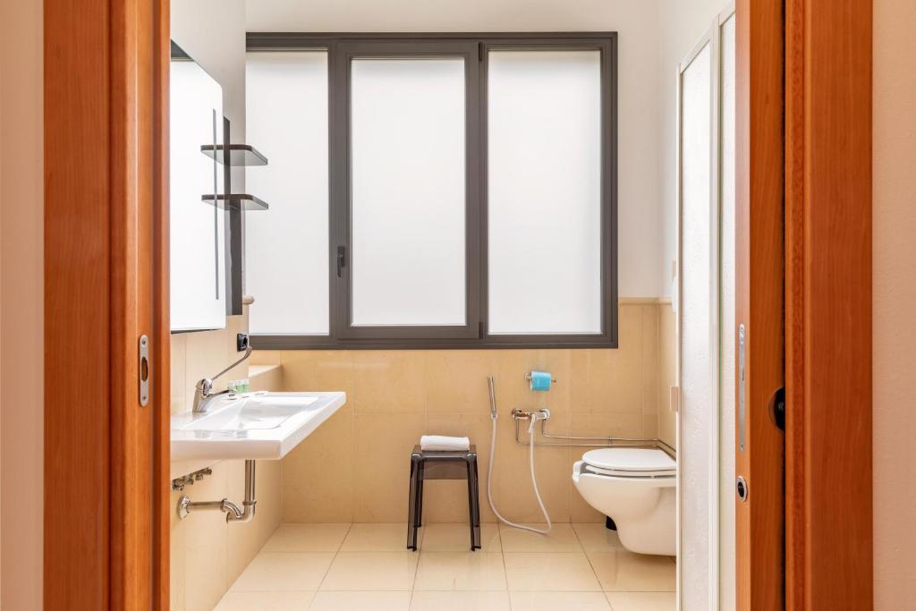 A bathroom at B&B Hotel Sassuolo