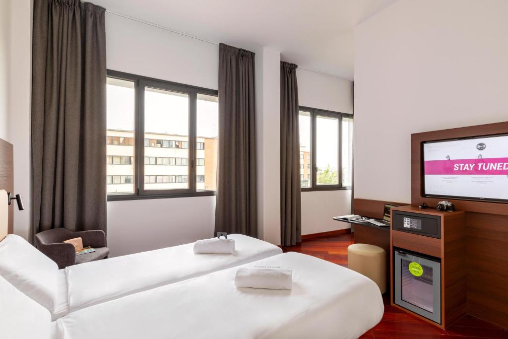 A television and/or entertainment centre at B&B Hotel Sassuolo