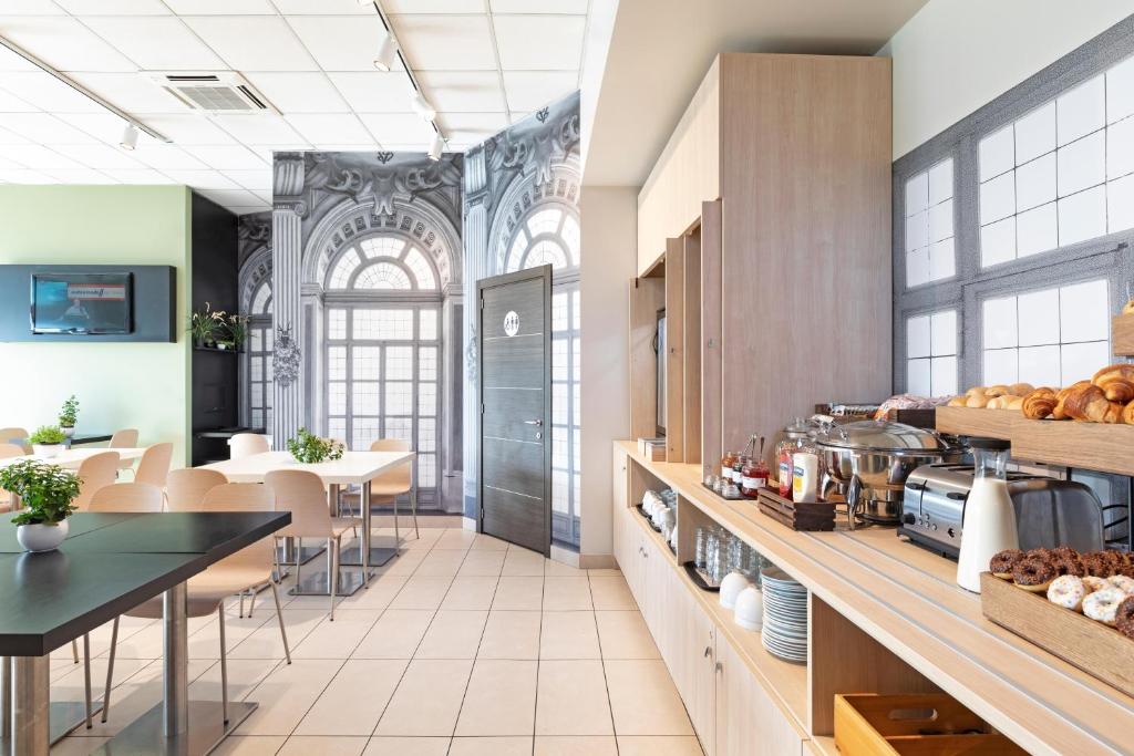 Kuchyň nebo kuchyňský kout v ubytování B&B HOTEL Torino Orbassano