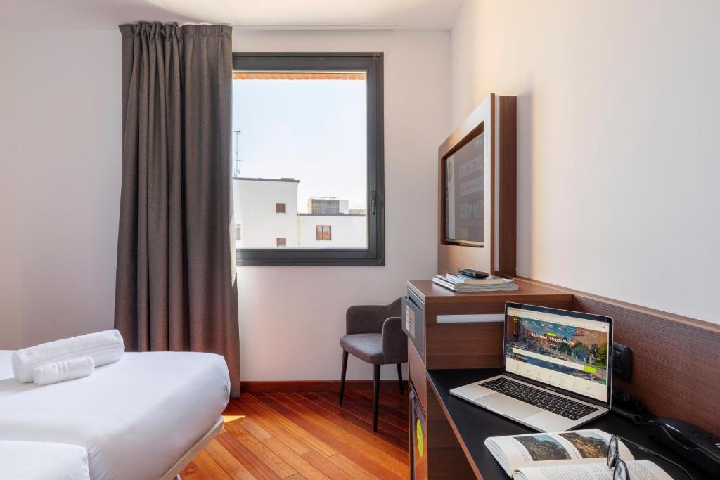 A television and/or entertainment centre at B&B Hotel Sassuolo