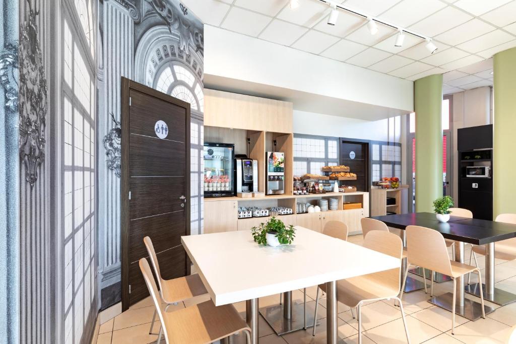 Kuchyň nebo kuchyňský kout v ubytování B&B HOTEL Torino Orbassano