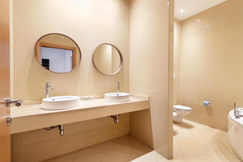 A bathroom at B&B Hotel Sassuolo