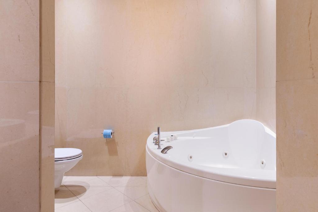 A bathroom at B&B Hotel Sassuolo