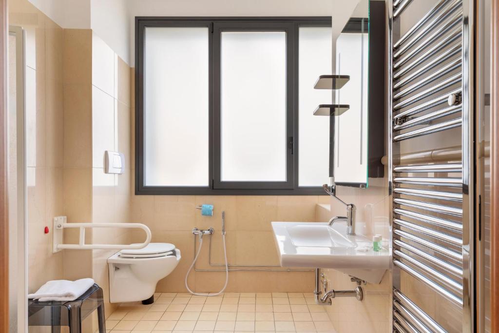 A bathroom at B&B Hotel Sassuolo
