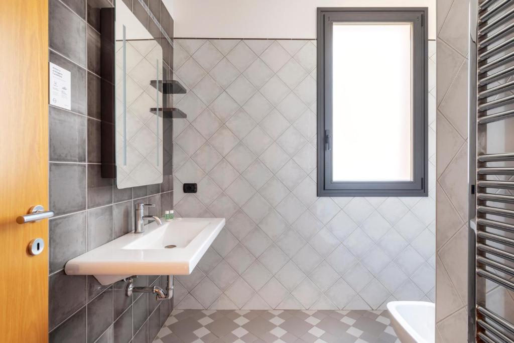 A bathroom at B&B Hotel Sassuolo