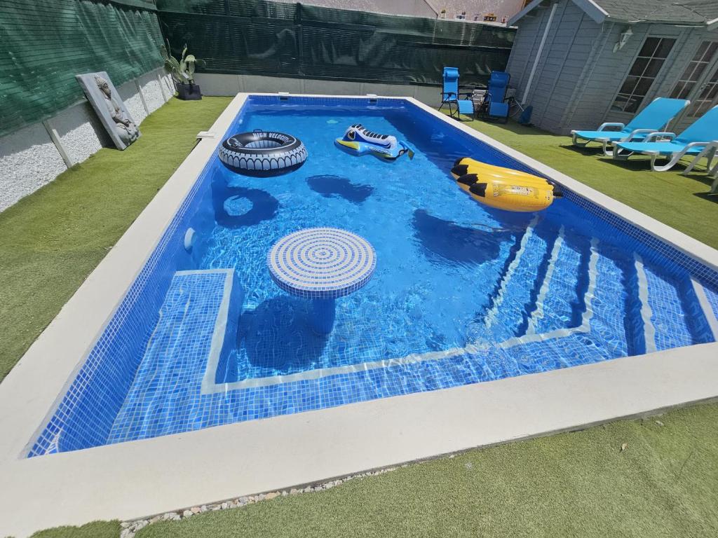 Πισίνα στο ή κοντά στο Private Villa with Heated Swimming Pool, Roof Top Solarium & Garden