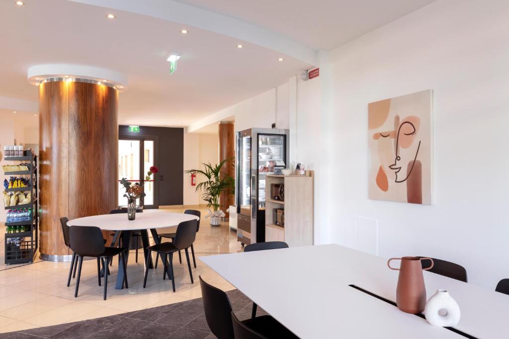 A kitchen or kitchenette at B&B Hotel Sassuolo